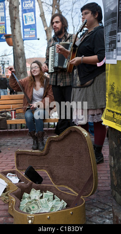 Boulder, Colorado - eine Band spielt für die Tipps auf der Pearl Street Mall, einem beliebten vier-Block Fußgängerzone in der Innenstadt von Boulder. Stockfoto