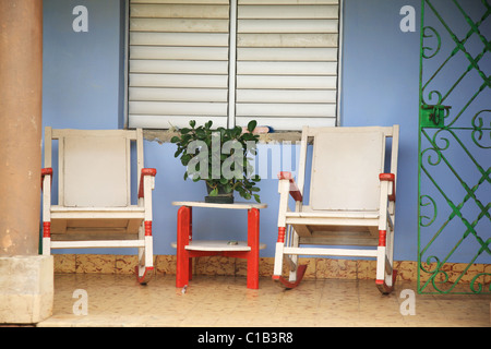 Zwei Schaukelstühle auf der Veranda Varadero Kuba Stockfoto