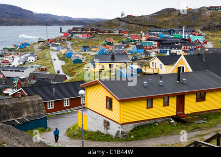 Mann zu Fuß in Qaqortoq (Julianehåb), Süd-Grönland Stockfoto