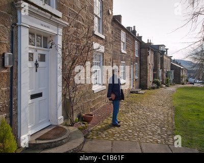 Frau Tourist durch traditionelle Stein gebaut auf dem Land in North End Osmotherley North Yorkshire Stockfoto