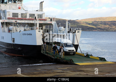 Verkehr und Passagiere aussteigen aus der Calmac-Fähre von Largs nach Isle of Cumbrae Stockfoto