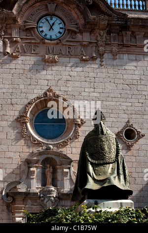 Kirche am Kloster unserer lieben Frau von Lluc mit Statue von Bischof Campins, Mallorca, Spanien, 2011 Stockfoto