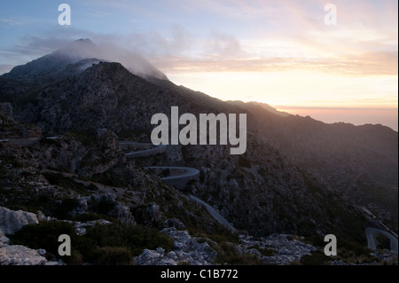 Puig Mayor Berg mit Zufahrt zum Sa Calobra am Abend, Mallorca Balearen Spanien Stockfoto