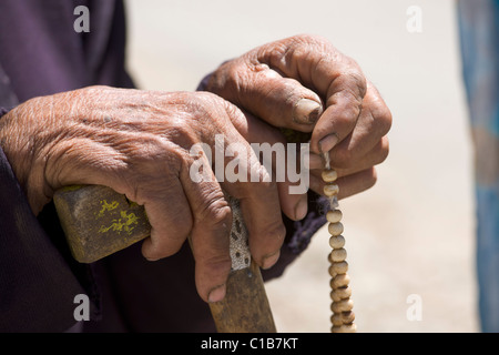 Alten Mannes Hände mit Gebetsperlen, bei einem Festival (des Abtes Geburtstag), Phayang Gompa (Ladakh) Jammu & Kaschmir, Indien Stockfoto