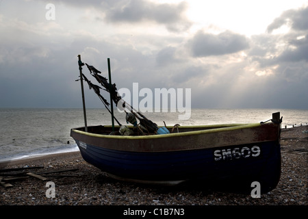 Fischerboot am Strand von Worthing, West Sussex Stockfoto