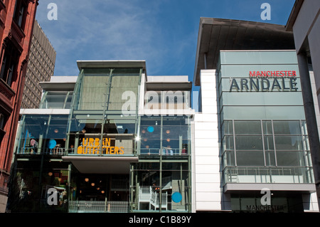 Manchester, einer der Eingänge zu Manchester Arndale, das UKs größte innerstädtische Einkaufszentrum einkaufen. Stockfoto