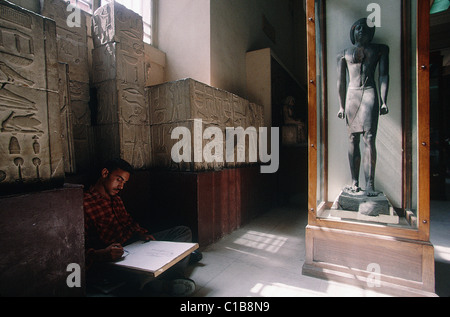 Ägypten, Kairo, antike Museum Schüler zeichnen eine stele Stockfoto