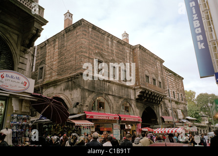 Street Scene außerhalb der Gewürzmarkt in Istanbul in der Türkei im Nahen Osten Asien. Osmanische Reich Architektur Geschichte Historisches Kultur Reisen Stockfoto