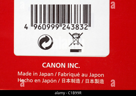 Hergestellt in Japan und Strichcode mit Entsorgungsanweisungen – auf der Verpackung der Canon Speedlite Flash Pistole für Fotoausrüstung – Recycling-Logo Stockfoto