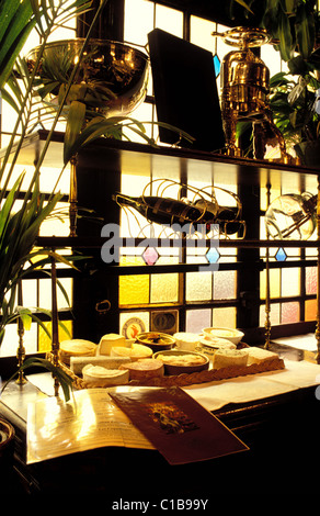 Frankreich, Paris, Brasserie Flo, Käse und Wein Stockfoto