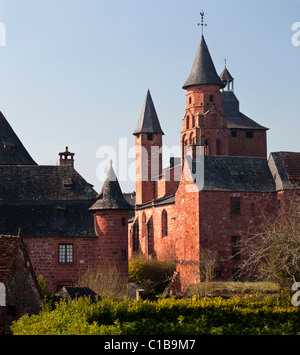 Die Kirche des Dorfes Collonges la Rouge (Correze - Frankreich). L'Église du Village de Collonges-la-Rouge (Corrèze - Frankreich). Stockfoto