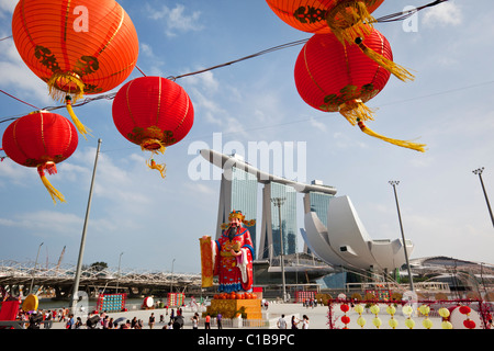 River Hongbao Dekorationen (für Chinese New Year) und das Marina Bay Sands Hotel.  Marina Bay, Singapur Stockfoto