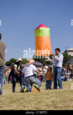 Personen, die aufblasen einen Globo de Cantolla (Heißluftballon Papier) in San Agustin Ohtenco, Mexiko Stockfoto