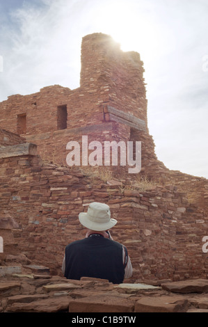 Besucher fotografiert die imposante San Gregorio de Abo Mission Abo Ruinen, Salinas Pueblo Missionen National Monument, New Mexico. Stockfoto