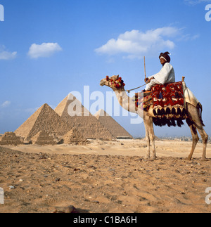 Kamel-Treiber vor den Pyramiden, Gizeh, Kairo, Ägypten, Nordafrika Stockfoto