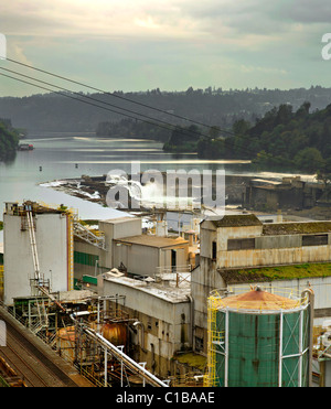 Strom-Kraftwerk am Willamette Falls Staudamm in Oregon City Stockfoto