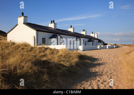 Newborough, Isle of Anglesey, North Wales, UK. Alten Pilot Ferienhäuser auf Llanddwyn Island sind jetzt ein museum Stockfoto