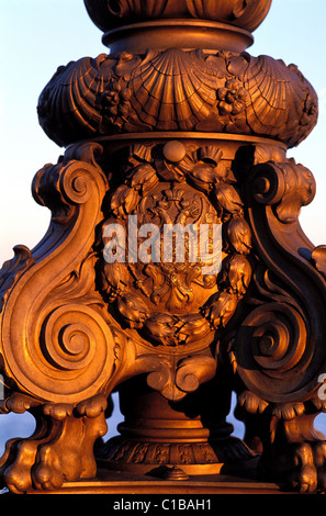 Frankreich, Paris, russische kaiserliche Wappen der Familie auf einer Brücke Alexandre III, Straßenlaterne Stockfoto