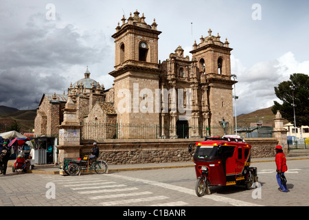 Rotes motorisiertes Dreiradtaxi (Motortaxi) vor der Kirche San Francisco de Asís, Plaza de Armas, Ayaviri, Puno Department, Peru Stockfoto