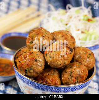 Thai Schweinefleisch Kugeln mit Dip-Saucen & Nudeln Stockfoto