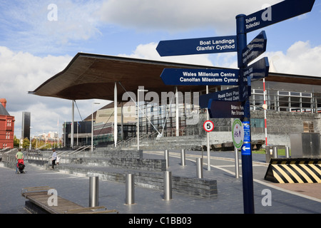 Cardiff Bay, South Wales, UK. Waliser Versammlung Regierung der nationalen Gebäude (Senedd) und touristische Wegweiser am Ufer Stockfoto