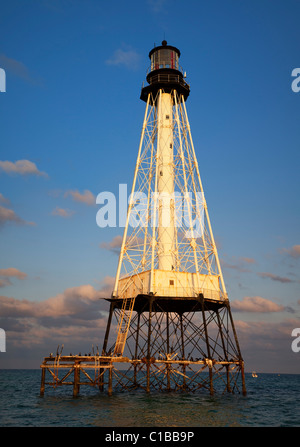 Glühende Sonnenuntergang Hintergrund bei offenen Ozean Sombrero Reef Leuchtturm Schutz flache Riffe offshore Florida Keys USA schönen blauen Himmel Hintergrund Stockfoto