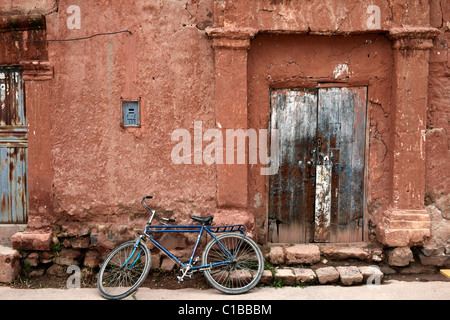 Blaue Fahrrad vor der Tür der Abteilung für Haus im Kolonialstil, Lampa, Puno, Peru Stockfoto