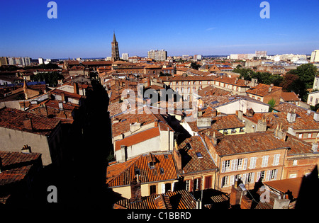 Frankreich, Haute Garonne, Toulouse, Dächer mit Saint Sernin Basilika Glockenturm im Hintergrund Stockfoto