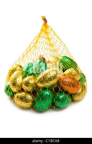 bunte Schokoladeneier auf weißem Hintergrund Stockfoto