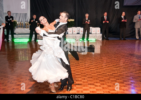 Konkurrenten in der tanzenden Eroberung langsamen Walzer tanzen Stockfoto