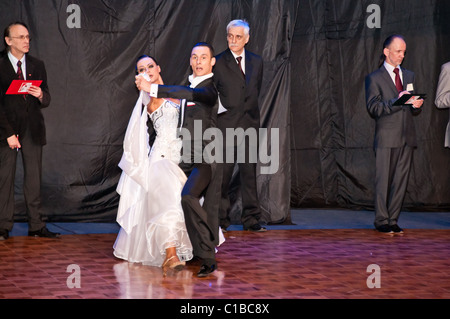 Konkurrenten in der tanzenden Eroberung langsamen Walzer tanzen Stockfoto