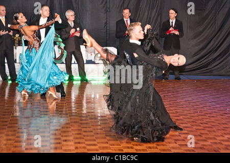 Konkurrenten in der tanzenden Eroberung langsamen Walzer tanzen Stockfoto