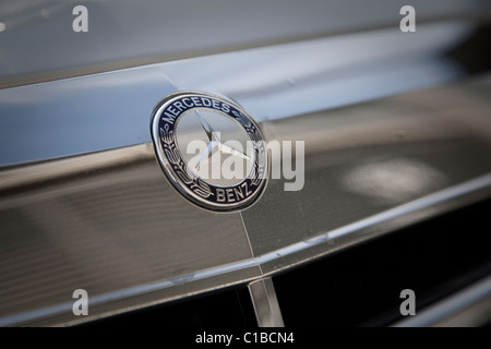 Mercedes-Benz-Emblem auf der Motorhaube eines blauen Autos Stockfotografie  - Alamy