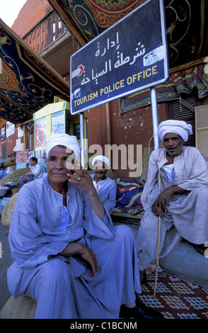 Ägypten, Aswan, Männer auf dem Bürgersteig des Marktes Stockfoto