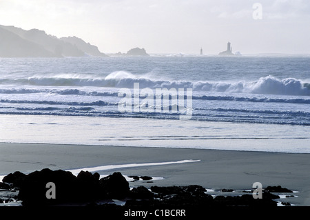 Frankreich, Finistere, Pointe du Raz (Raz Landzunge) und La Vieille Leuchtturm gesehen von der Baie des Trepasses (Dead Men es Bay) Stockfoto