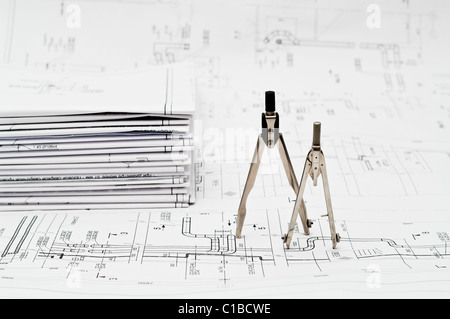 Projekt schwarz-weiß Blaupausen und Mess-Tools drauf. Russischer standard Konstruktionszeichnungen Stockfoto