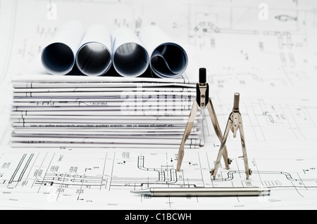 Projekt schwarz-weiß Blaupausen und Mess-Tools drauf. Russischer standard Konstruktionszeichnungen Stockfoto