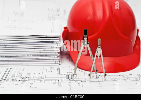 Projekt schwarz-weiß Blaupausen und Mess-Tools drauf und Schutzhelm. Russischer standard Konstruktionszeichnungen Stockfoto