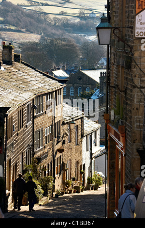 Haworth, West Yorkshire, blickte der gepflasterten Hauptstraße, winter. Stockfoto