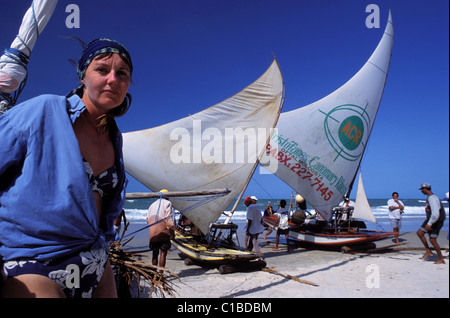 Brasilien, Ceara Zustand, Morro Branco, Jangadas Ankunft am Strand Stockfoto