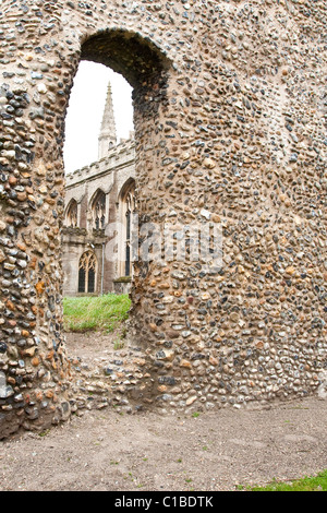 Blick auf Str. Marys Kirche in Bury St Edmunds durch alten Torbogen Stockfoto