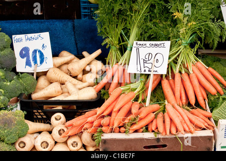 Frische Karotten und Pastinaken zum Verkauf auf dem Markt Stockfoto