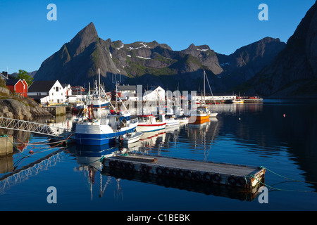 Das malerische Fischerdorf Dorf Hamnoy, Moskenesoy, Lofoten-Inseln, Nordland, Norwegen Stockfoto