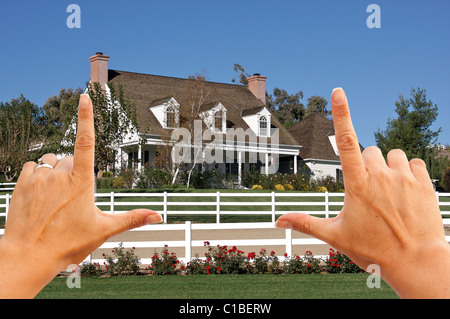 Weibliche Hände Gestaltung schönes neu gebautes Haus. Stockfoto