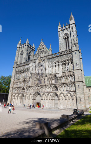 Die beeindruckende Fassade des Sor-Tröndelag Nidaros Kathedrale in Trondheim, Norwegen Stockfoto