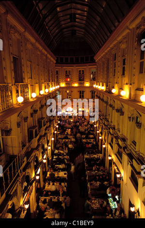 Türkei, Istanbul, Beyloglu, Taksim-Viertel, Straße Istiklal Caddesi, Restaurants in Cicek Pasaji (Blumen-Passage) Stockfoto
