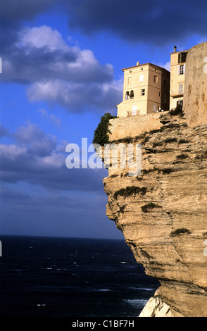 Frankreich, Corse du Sud, Häuser der Altstadt von Bonifacio thront auf dem kalkhaltigen Hügel Stockfoto