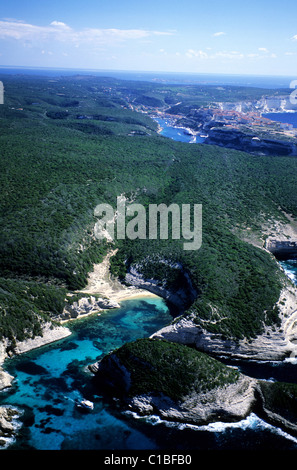Frankreich, Corse du Sud, kleine Bucht westlich von Bonifacio (Luftbild) Stockfoto