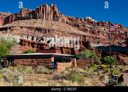 USA, Utah, Capitol Reef NP. Wingate-Sandstein-Burg erhebt sich über dem Visitor Center. Stockfoto