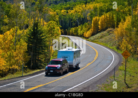 USA, Utah, Dixie NF. RV am Utah Hy 12 in Boulder Mt. Herbstfarbe. Stockfoto